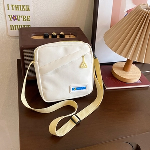 Petit sac bandoulière carré en toile blanc cassé avec bandoulière jaune réglable