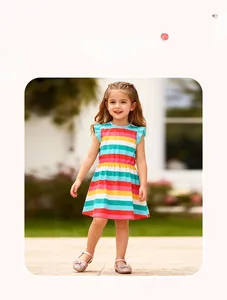 Détail de la robe à rayures pour filles avec couleurs arc-en-ciel et manches volantées