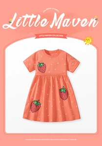 Detail von Erdbeer-Applikationen und weißen Punkten auf korallenrotem Baumwollkleid