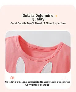 Detailansicht des Rundhalsausschnitts und der weißen Hasenohren am Kinder-T-Shirt aus Baumwolle