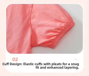 Detail eines rosa Baumwollstrickärmels mit elastischer Raffung und Puffdesign für Kinder