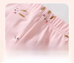 Details vom elastischen Bund der rosa Kinderhose aus Baumwolle mit Hasenprint