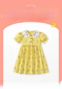 Robe jaune en coton avec imprimé lapin, col Claudine et détails de fleurs brodées