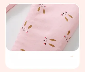 Detail aus rosa Baumwollstrick mit bedrucktem Zeichentrick-Hasenmuster für Kinder