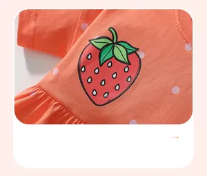 Detail von Erdbeerdruck und weißen Punkten auf Baumwollstoff für Mädchen Sommerkleider