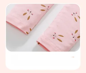 Detailansicht der rosa Baumwollhose mit verstärkten Nähten und Hasenprints