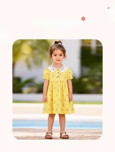 Détail d'une robe jaune pour fille avec motifs lapins et col Claudine fleuri brodé