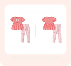 Vorder- und Rückansicht des rosa Baumwollsets für Mädchen mit Hasenmuster und Rüschen