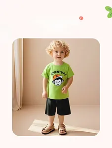 Ensemble enfant en coton vert avec T-shirt imprimé singe et short noir sur modèle