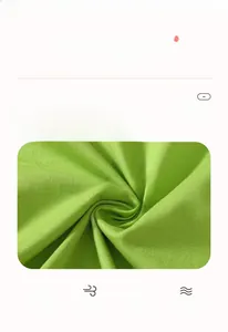 Détail du tissu en coton vert montrant le tissage uni 150g et la texture molleton 230g