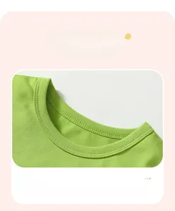 Gros plan du col ras du cou côtelé sur un t-shirt en coton vert avec coutures de qualité