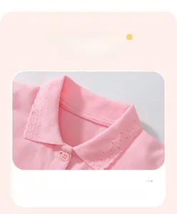 Dettaglio macro del colletto rosa in cotone con finitura jacquard e bottone