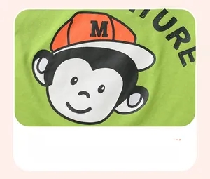 Détail d'un t-shirt en coton vert avec motif singe en relief grâce à l'impression gomme