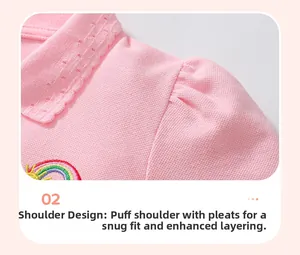 Dettaglio dell'abito polo rosa da bambina con ricamo arcobaleno e maniche a sbuffo