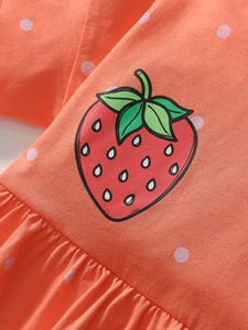 Süßes orangefarbenes Baumwollkleid für Mädchen mit Erdbeerdruck und lila Punkten