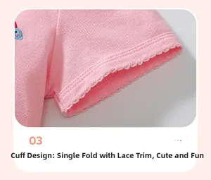 Dettaglio manica abito in cotone piqué rosa con bordo in pizzo e ricamo cartoon