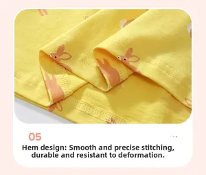 Détail d'une robe d'été en coton pour filles avec imprimé lapin et ourlet à double surpiqûre