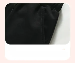 Gros plan du design de poche épuré sur un t-shirt d'été noir en coton pour garçon