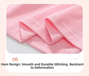 Dettaglio macro dell'orlo a doppia cucitura su un abito polo in cotone rosa da bambina