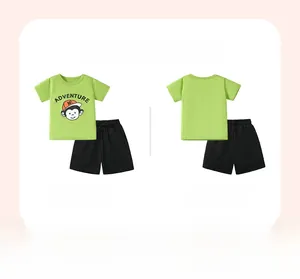 Vue avant et arrière du t-shirt vert imprimé singe et short noir à cordon pour enfants