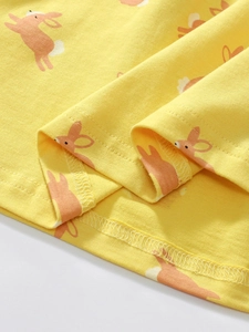 Robe en coton jaune pour filles avec imprimé lapin rose et finitions soignées à l'ourlet