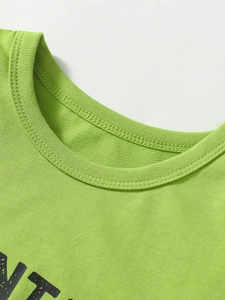 T-shirt en coton vert pour enfants avec col rond côtelé et finitions à double couture