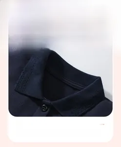 Dettaglio dell'abito polo in cotone blu scuro con colletto jacquard e rinforzo interno