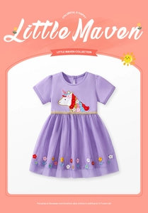 Détail de robe en tulle violette pour fille avec broderie licorne et fleurs en 3D