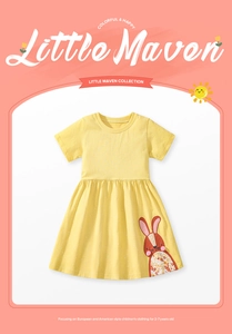 Détail d'une robe jaune à pois pour filles avec broderie appliquée de lapin mignon
