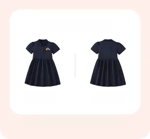 Dettaglio di un abito polo in cotone blu navy per bambine con ricamo di sole e arcobaleno