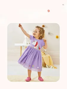 Détail de la robe en tulle violette avec imprimé licorne et broderie florale