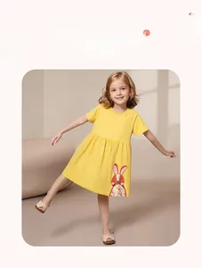 Détail de la robe jaune en coton avec broderie de lapin et pois blancs pour filles