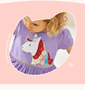 Détail de robe violette en coton avec broderie licorne et appliques florales 3D