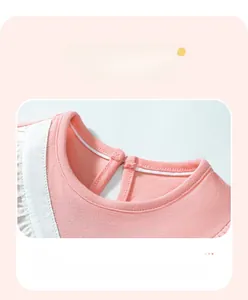 Dettaglio dello scollo del vestito in cotone rosa con bordo bianco e doppia cucitura