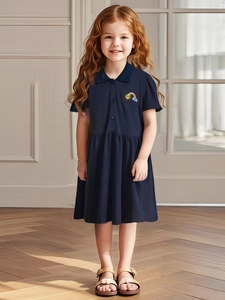 Abito polo da bambina blu scuro in cotone con ricamo arcobaleno e gonna a pieghe chic