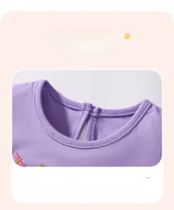 Détail de la robe de princesse en coton violet montrant le col et la broderie