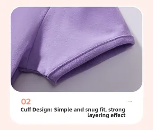 Détail de la manche ourlée de cette robe de princesse en maille violette pour fille