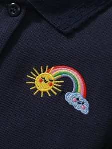 Abito a polo da bambina in cotone blu scuro con ricamo di sole e arcobaleno colorato