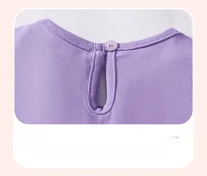Détail de robe bébé avec ouverture goutte au dos et bouton violet sur maille de coton