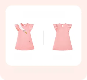 Dettaglio dell'abito rosa in cotone per bambina con cigno applicato e volant