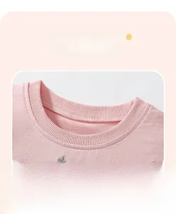 Detail eines rosa Mädchenkleides mit geripptem Ausschnitt und Sternstickerei