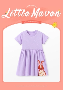 Détail d'une robe fille en coton violet avec appliqué lapin et pois blancs sur les manches
