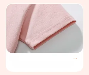 Detailansicht der rosa T-Shirt-Ärmel mit hochwertiger Doppelnaht am Ärmelabschluss
