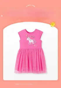 Détail de la robe tutu rose avec motif licorne et jupe en tulle multicouche