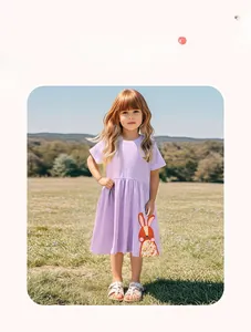 Détail de robe fille en coton lilas à pois blancs avec une jolie applique de lapin