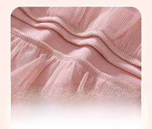 Makroaufnahme präziser Nähte und weichem rosa Netzstoff für das Tüllkleid der Mädchen