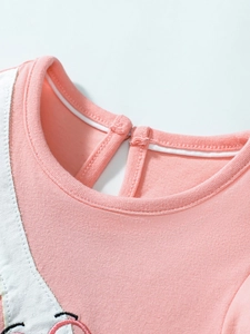 Abito estivo rosa in cotone per bambine con scollo rotondo e applicazioni ricamate