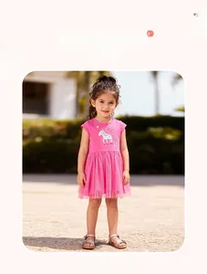 Détail de l'imprimé licorne et de la jupe en tulle sur la robe d'été rose pour fille