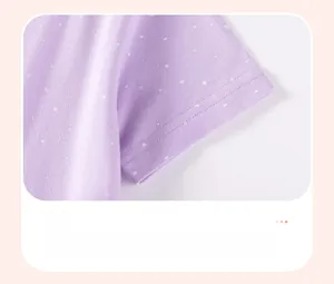 Détail de la manche d'une robe en coton lilas à pois blancs avec double couture robuste
