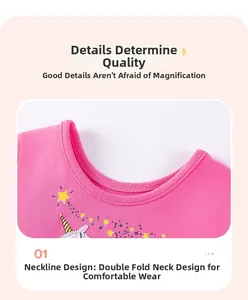 Détail de l'encolure de la robe rose en coton avec broderie licorne et maille fine